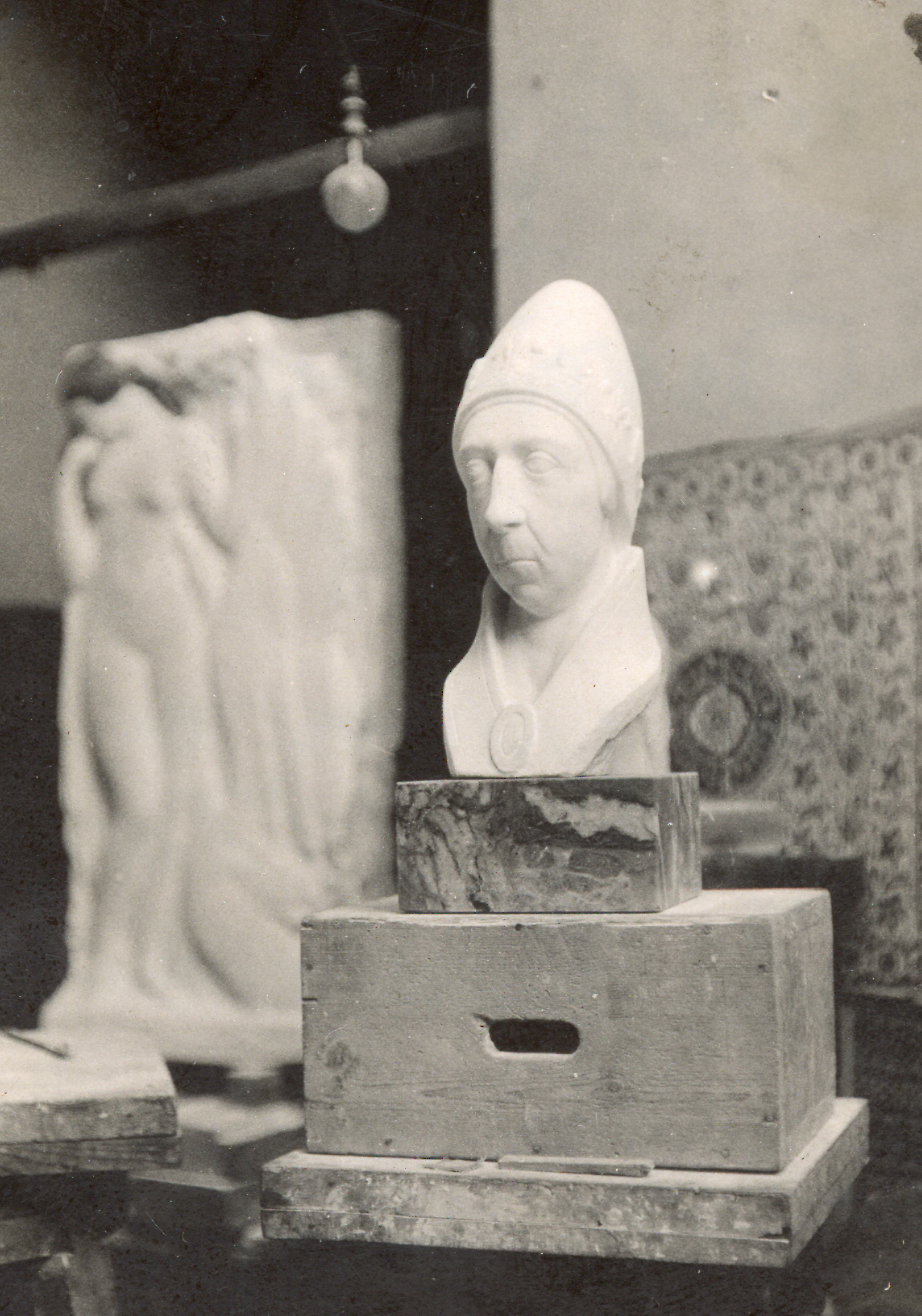 Intérieur de l'atelier de René à la villa, buste du Pape Clément IV au premier plan