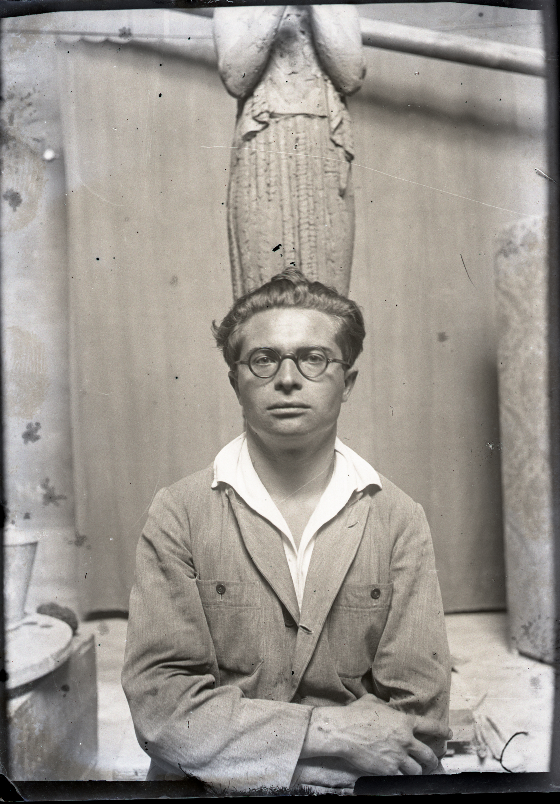 René dans son atelier de la Villa en 1930