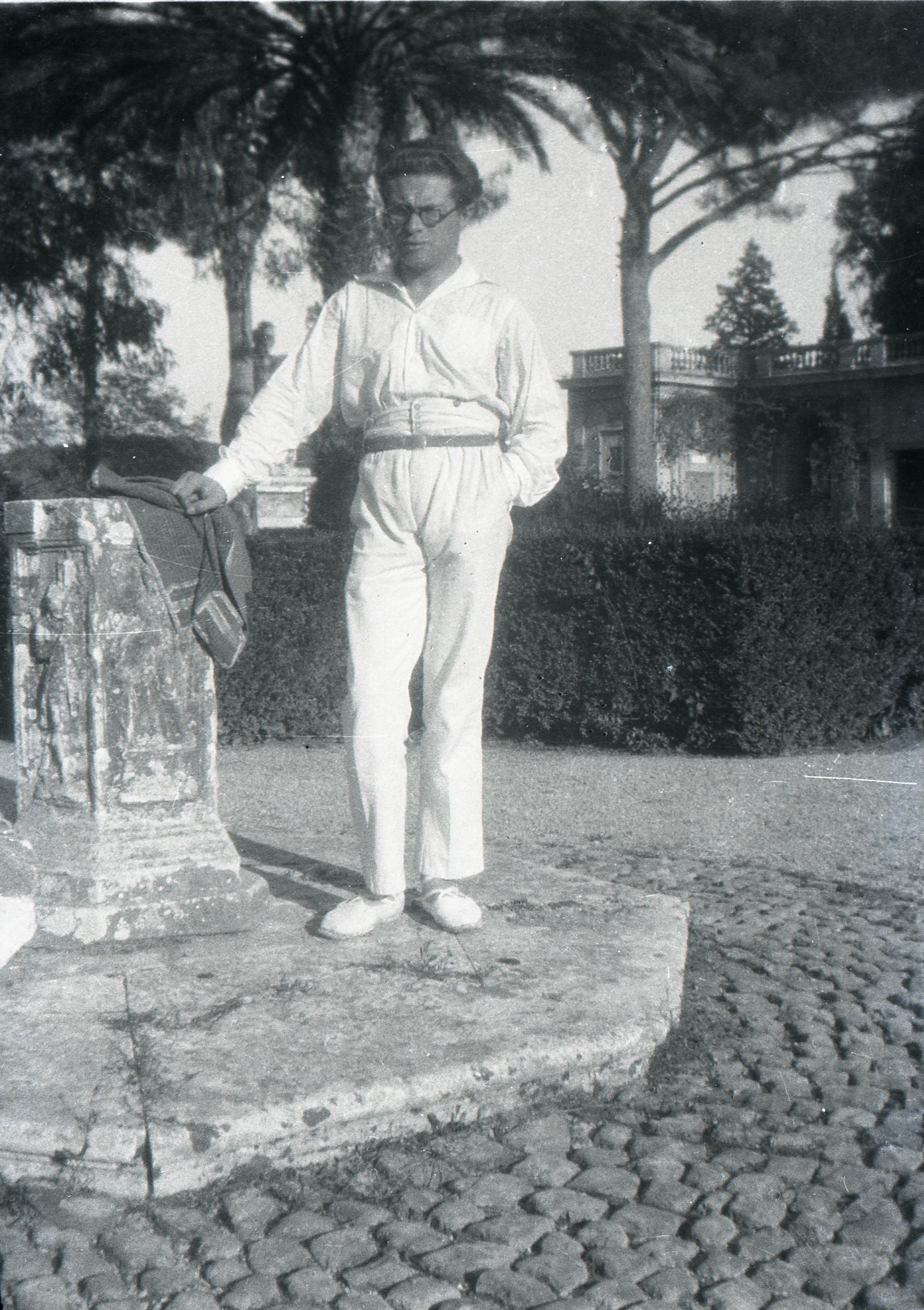 René dans les jardins de la Villa